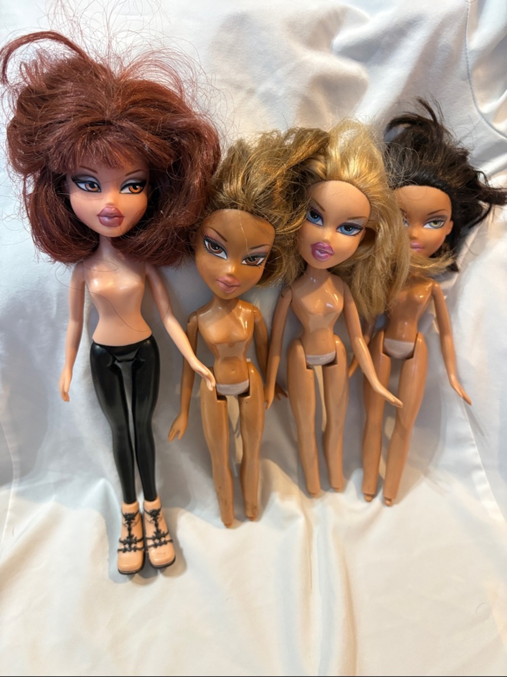 Lot of 4 Bratz dolls
